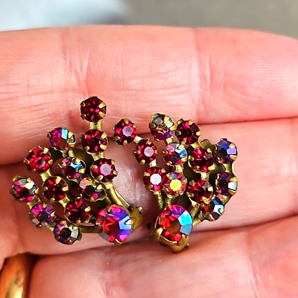 Vintage 1940s made in Austria ruby red crystal earrings. - Picture 3 of 8